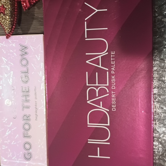 Huda dusk palette and glow cheek palette. Great stocking stuffers. - Picture 2 of 4
